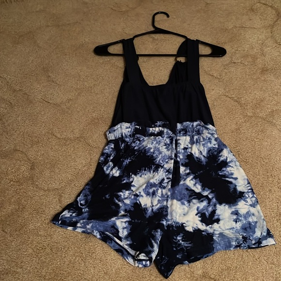 No boundaries, women’s size extra small blue and white romper - Picture 5 of 8